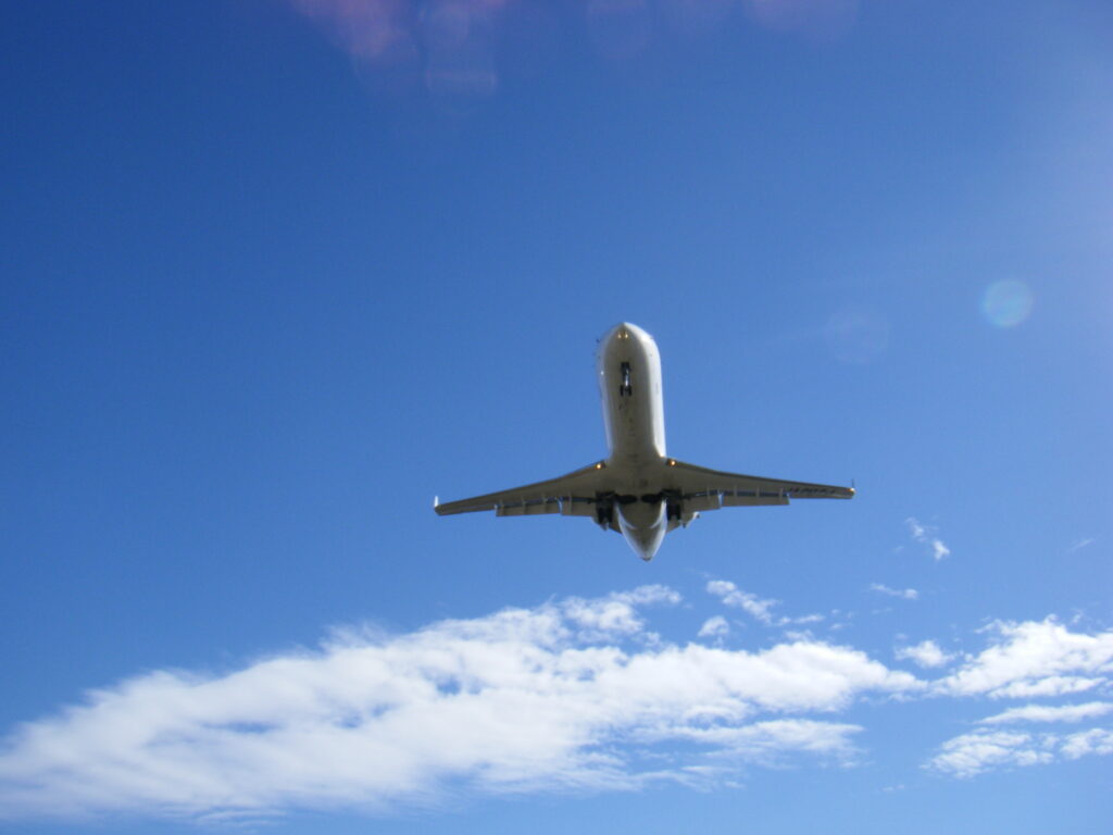 夢は飛ぶ飛ぶあの空へ